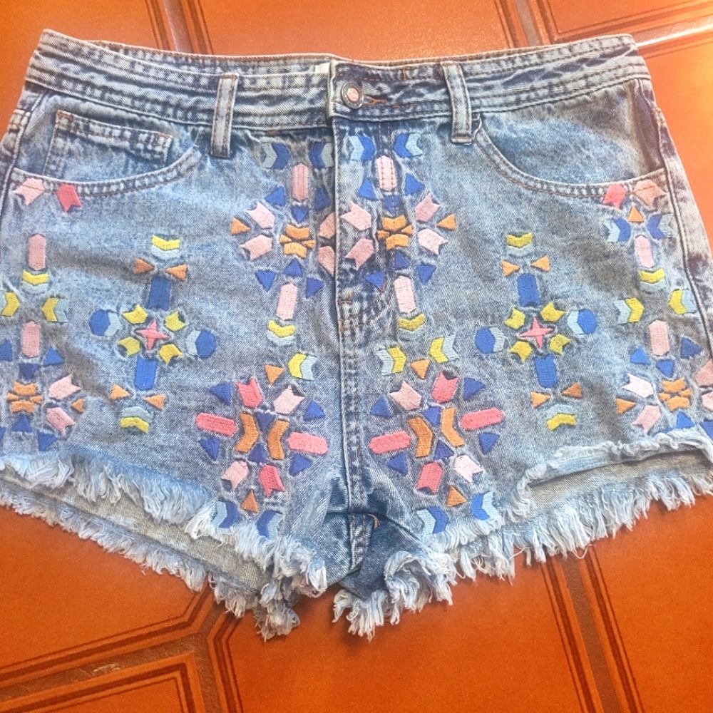 12th Street Cynthia Vincent Embroidered Free People Cutoff Jean Shorts 29 NWOT